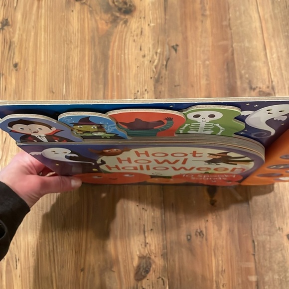 “Hoot Howl Halloween”‎ book with sounds - Picture 2 of 5